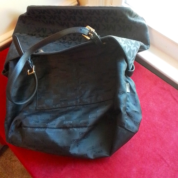 Michael Kors Signature Black Tote  🥰Excellent Condition - Picture 8 of 9